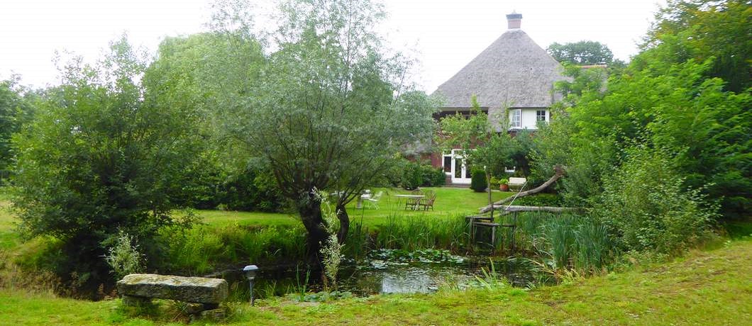 De enorme tuin met vijver van B&B Villa Boskamp bij Enschede