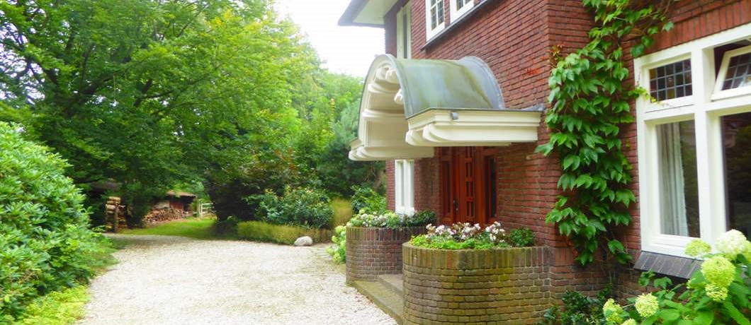 Authentiek detail boven de voordeur van B&B Villa Boskamp