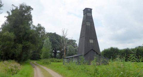 Een oude zoutboortoren, nu industrieel erfgoed waar je langskomt tijdens de wandeling Twekkelo Kristalbad