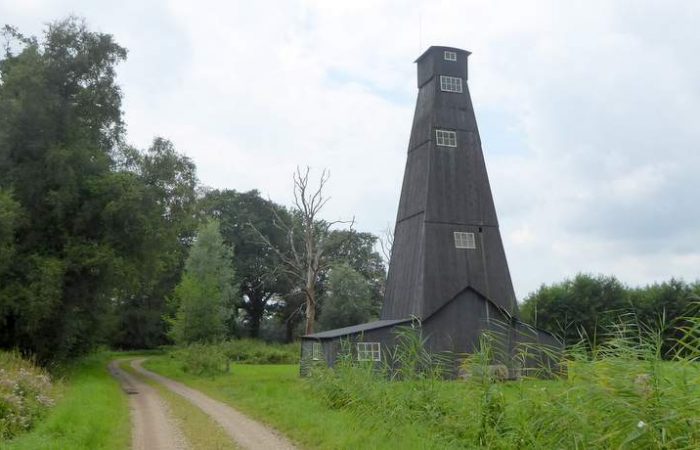 Een oude zoutboortoren, nu industrieel erfgoed waar je langskomt tijdens de wandeling Twekkelo Kristalbad