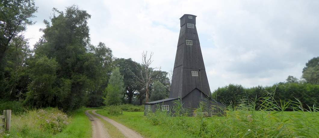 Een oude zoutboortoren, nu industrieel erfgoed waar je langskomt tijdens de wandeling Twekkelo Kristalbad