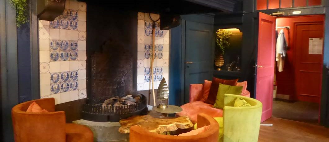 De schouw met tegelwand uit 1680 in restaurant de Oude Apotheek in Losser