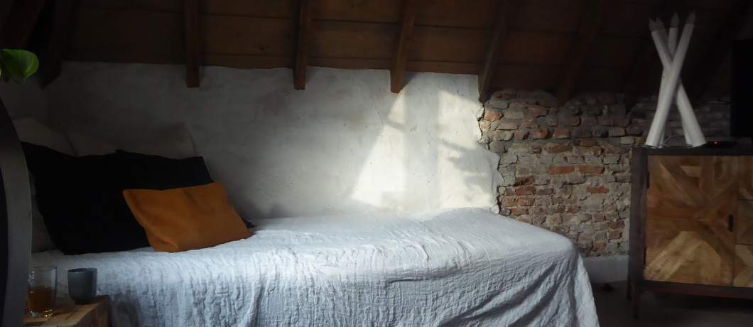 Extra bed dat ook een goede bank is in het Stadslogement Harderwijk