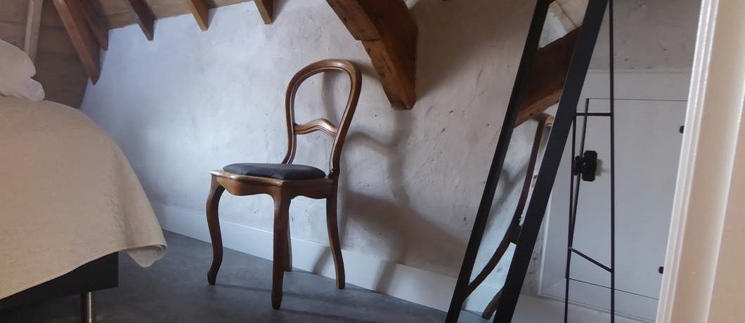 Klassieke slaapkamerstoel in het Stadslogement Harderwijk