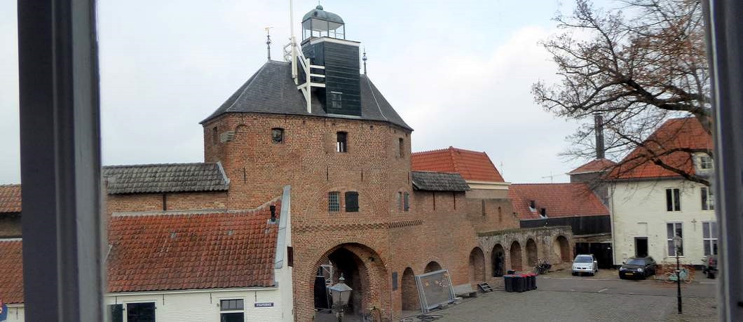 Uitzicht op de Vischpoort vanuit het bed van het Stadslogement Harderwijk