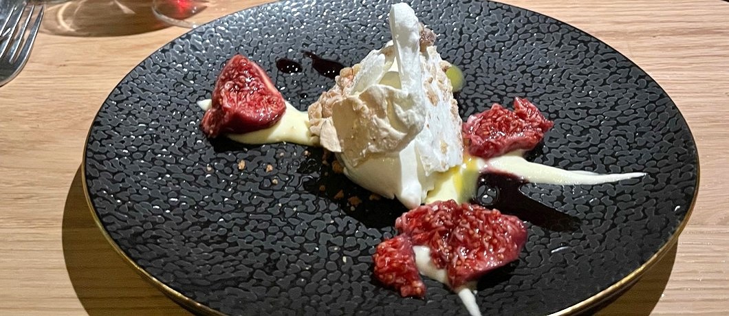 Heerlijk dessert met vijg en merengue bij restaurant Ratatouille in Harderwijk