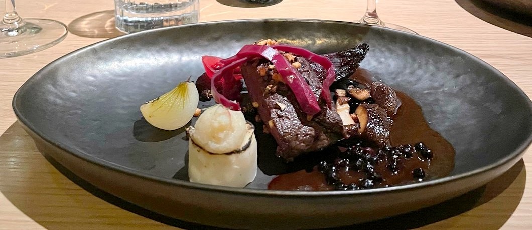 Hert van de Veluwe bij restaurant Ratatouille in Harderwijk