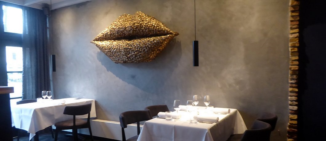 Kunstwerken aan de muur bij restaurant Ratatouille in Harderwijk