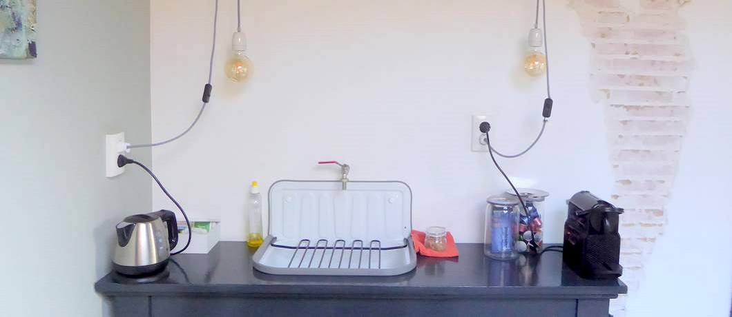 Aanrecht met emaillen wasbakje bij B&B De Garaazje in Workum