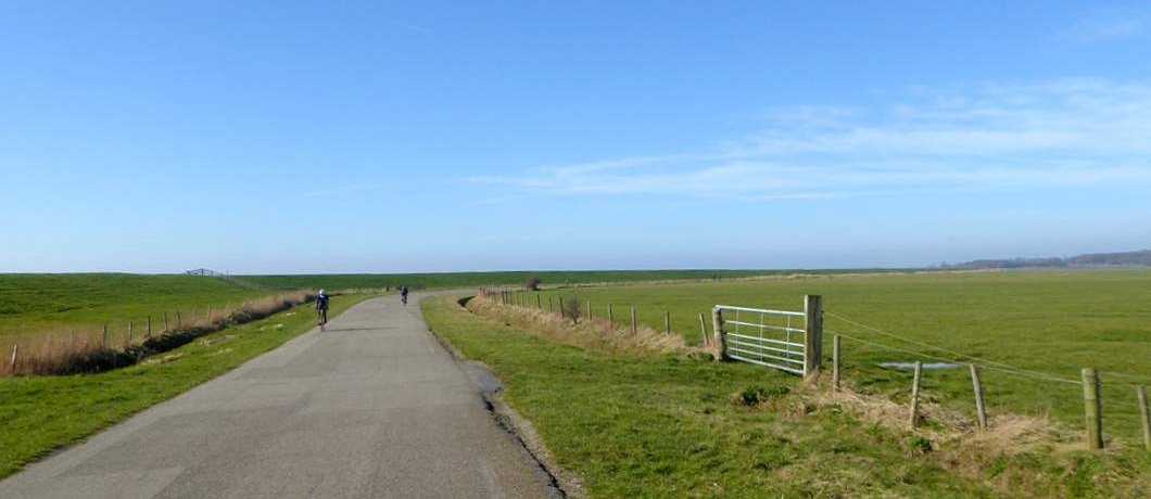 Achter de IJsselmeerdijk tijdens de fietstocht langs de kliffen van Gaasterland