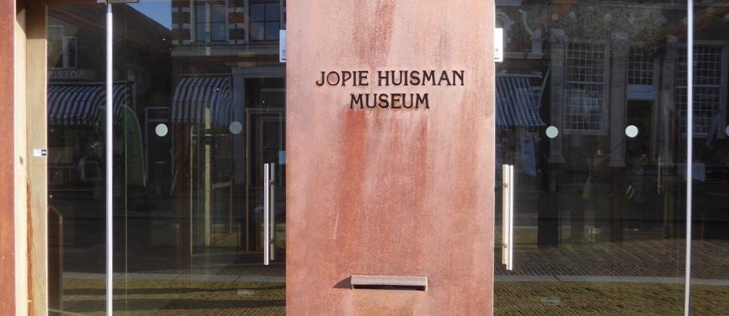 Entree van het Jopie Huisman Museum in Workum