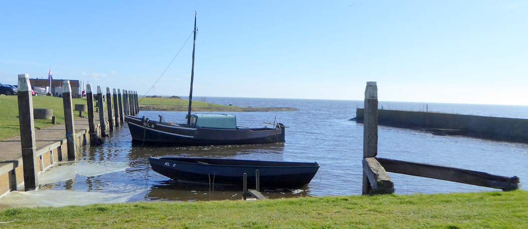 De haven van Laaxum passeer je tijdens het fietsen langs de kliffen van Gaasterland