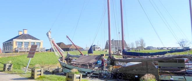 Historische schepen in de haven van Workum