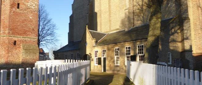 Idyllisch pad tussen de kerk en de toren van Workum door