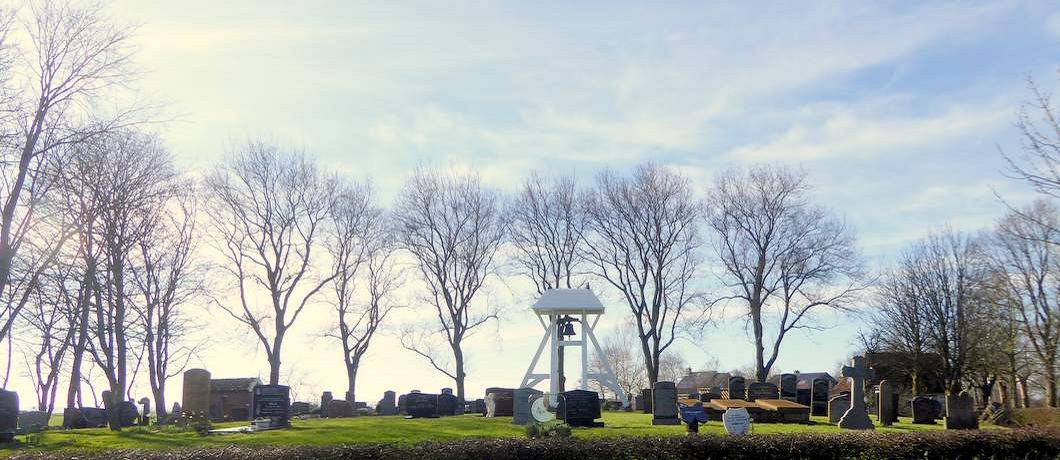 Een klokkenstoel op een begraafplaats tijdens het fietsen van de kliffenroute in Gaasterland