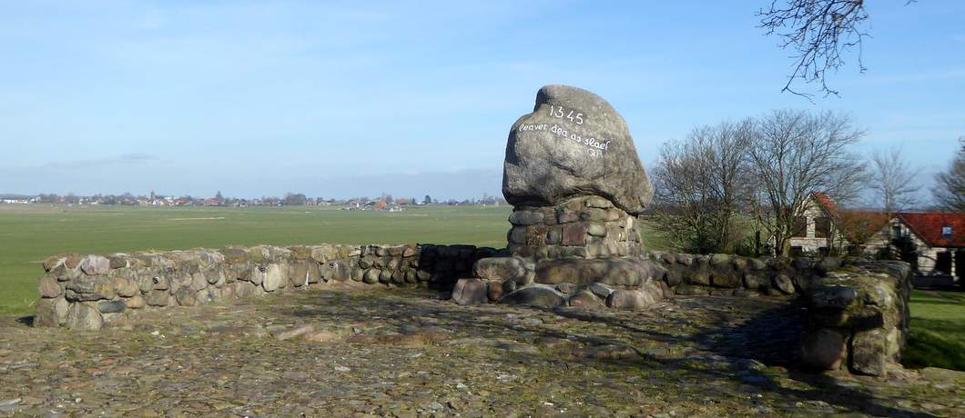 Zwerfkei als monument voor de slag om Warns in 1345, onderweg tijdens de kliffenroute door Gaasterland
