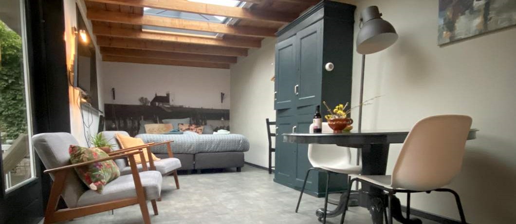 Interieur van B&B De Garaazje met zijn stoere balken en daklicht