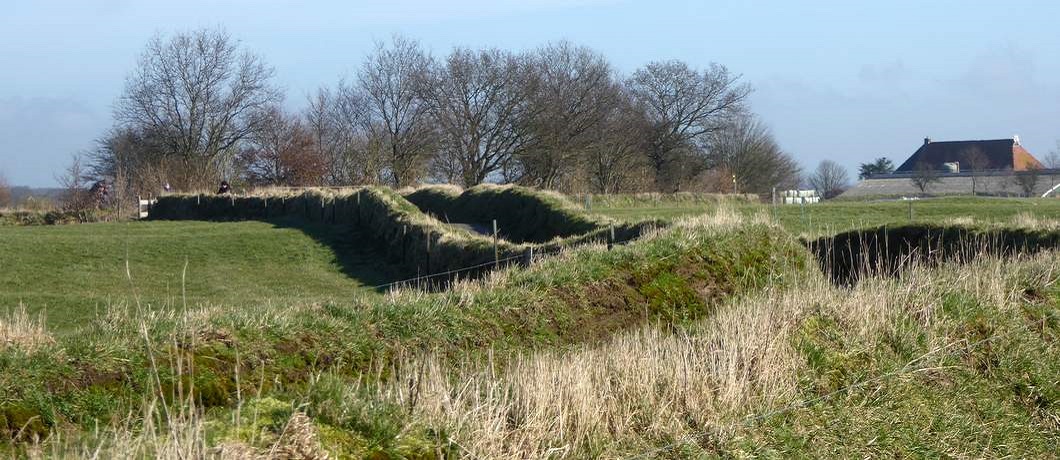 Het ommuurde pad op weg naar het Oudemirdumerklif tijdens het fietsen langs de kliffen van Gaasterland