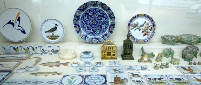 Etalage van pottenbakker Kunst met voorbeelden van Fries aardewerk