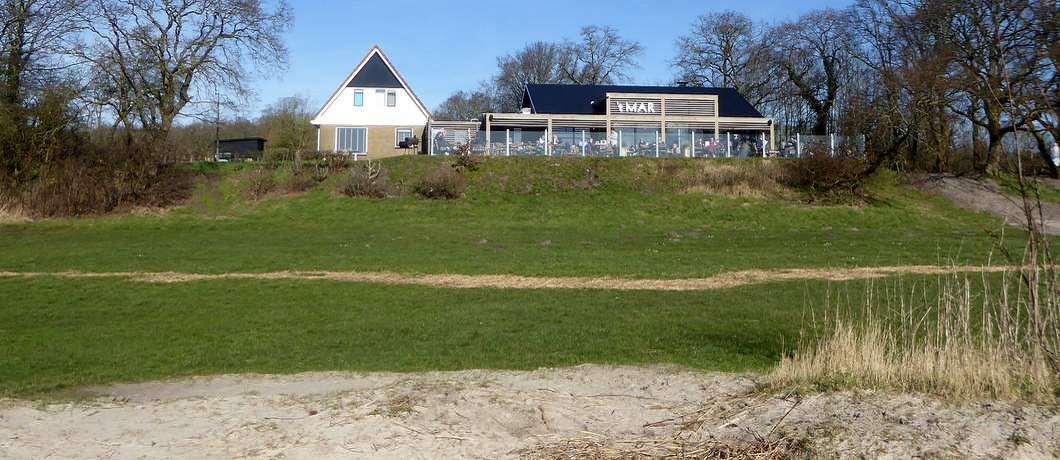 Paviljoen 't Mar bovenop de Mirnser klif tijdens de fietstocht langs de kliffen van Gaasterland