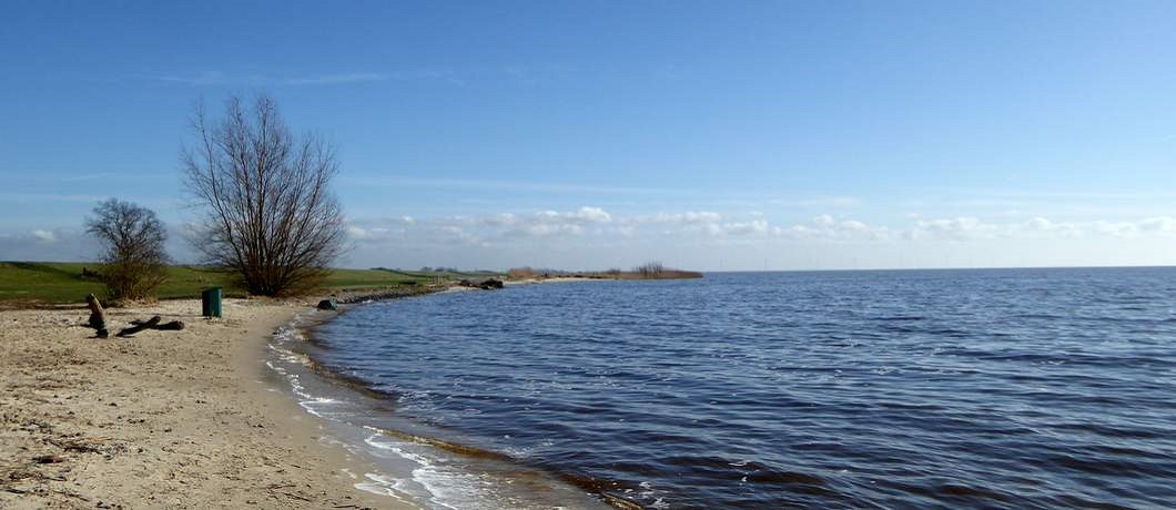 Het strand bij het Mirnser klif tijdens de fietstocht langs de kliffen van Gaasterland