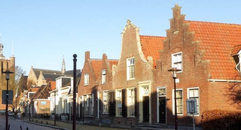 De fraaie gevels van de huizen aan Súd in Workum