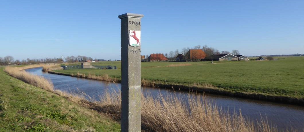 Grenspaal Hindeloopen en Workum uit 1782, onderdeel van het St. Odulphuspad