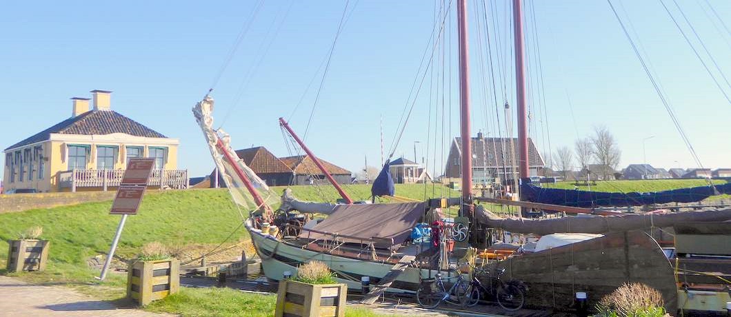 Historische schepen in Workum, wandelend over het St. Odulphuspad