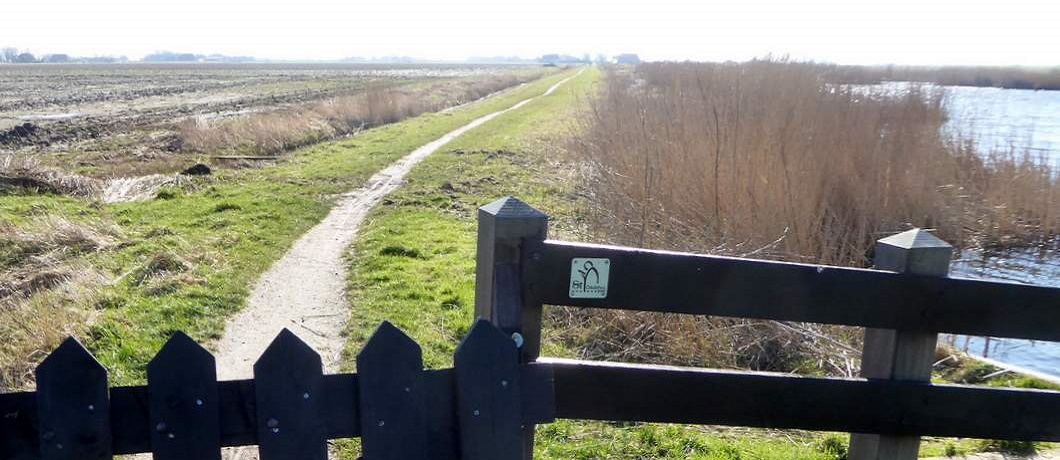 Schildje van het St. Odulphuspad op een hek onderweg