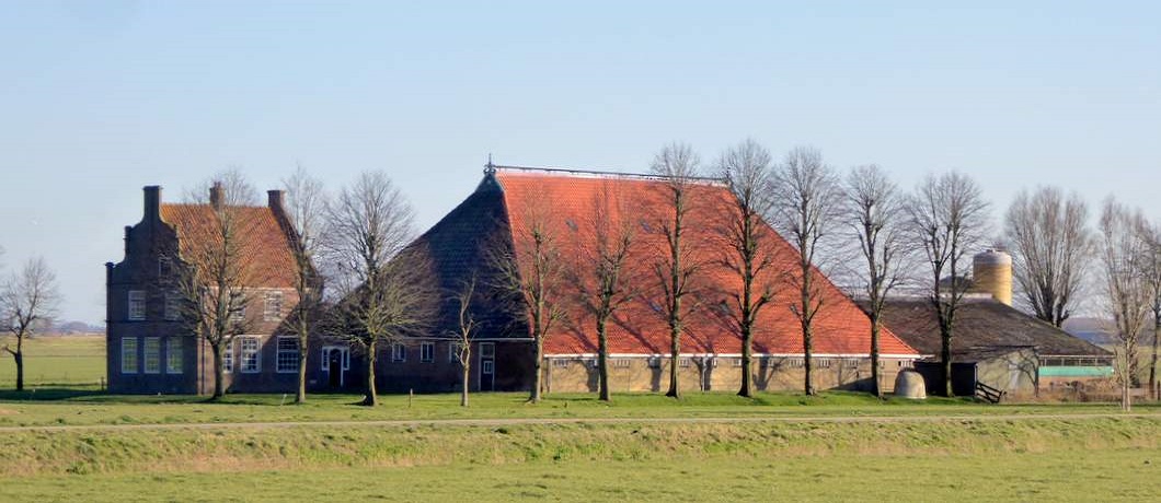 Huis met trapgevel naast de boerderij onderweg tijdens wandelen over het St. Odulphuspad