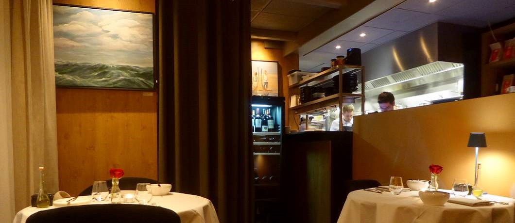 Interieur met hoge bar van restaurant Le Petit Bistro in Sneek