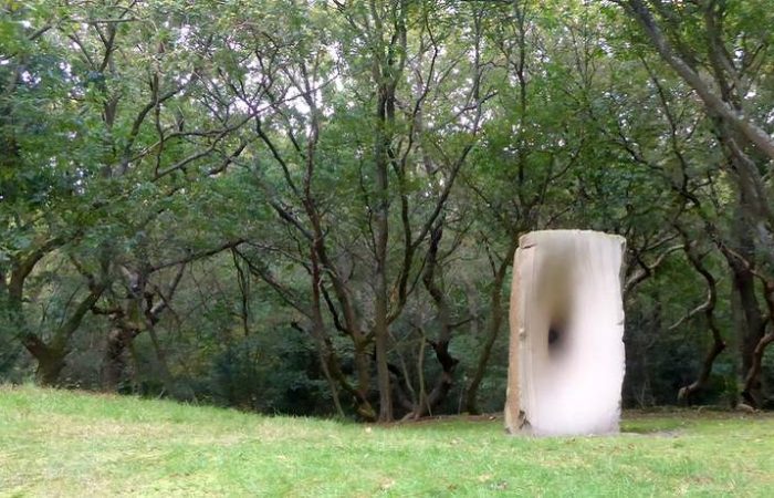 De zandsteen met de zuigende gladde opening van Anish Kapoor staat op het duin in beeldentuin Clingenbosch bij museum Voorlinden