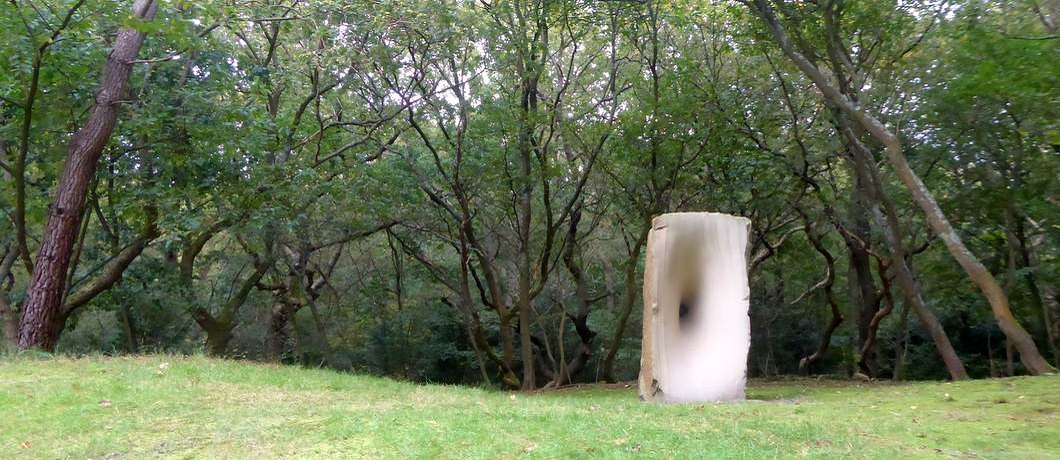 De zandsteen met de zuigende gladde opening van Anish Kapoor staat op het duin in beeldentuin Clingenbosch bij museum Voorlinden