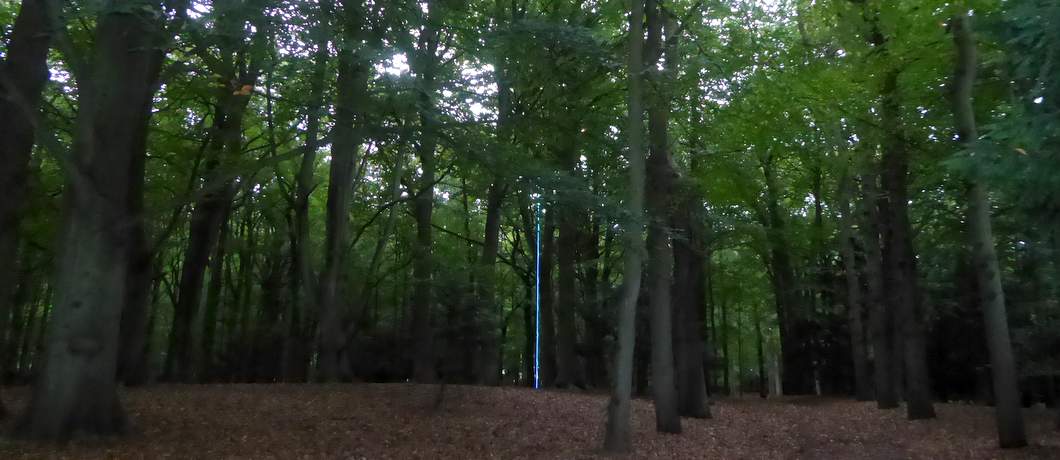 De 10 metere hoge lichtblauwe Argon van Bill Culbert in beeldentuin Clingenbosch