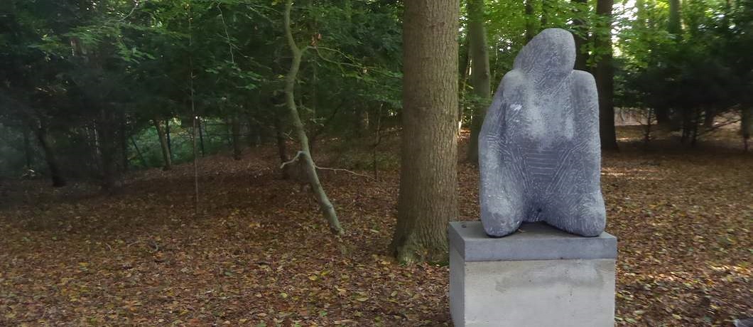 Donna Lupa de oervrouw van Tony van der Vorst in beeldentuin Clingenbosch achter Voorlinden