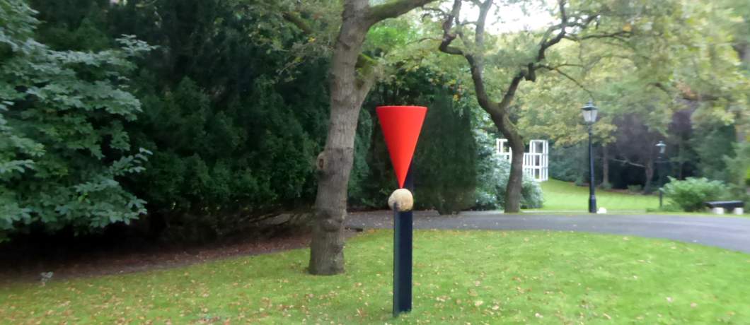 De meest recente aankoop pal voor het huis in beeldentuin Clingenbosch is van Keiji Uematsu