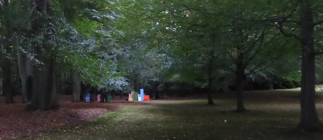 De kleurrijke identieke blokkengroepen maar anders geordend van Julian Opie in beeldentuin Clingenbosch