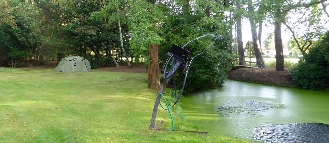 De iglo van Mario Mertz naast de fontein van Jean Tinguely in beeldentuin Clingenbosch in Wassenaar