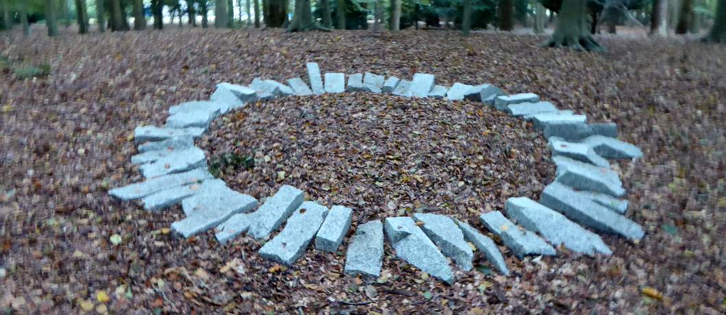 Merrivale ring van Richard Long in beeldentuin Clingenbosch bij Voorlinden
