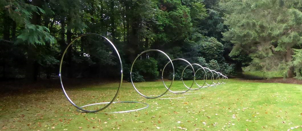 De negen steeds kleiner wordende cirkels zien er van iedere kant anders uit van Yaacov Agam in beeldentuin Clingenbosch in Wassenaar