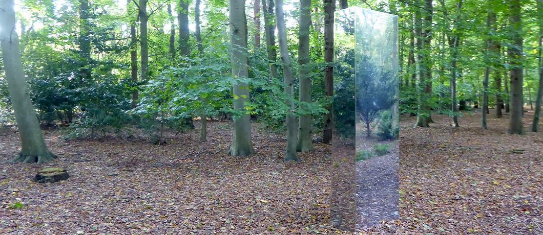 De gepolijste stalen zuil Teton van John McCracken in beeldentuin Clingenbosch in Wassenaar