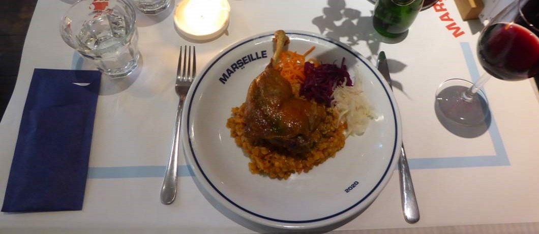 Confit de canard op een bedje van linzen bij Café Marseille in Rotterdam