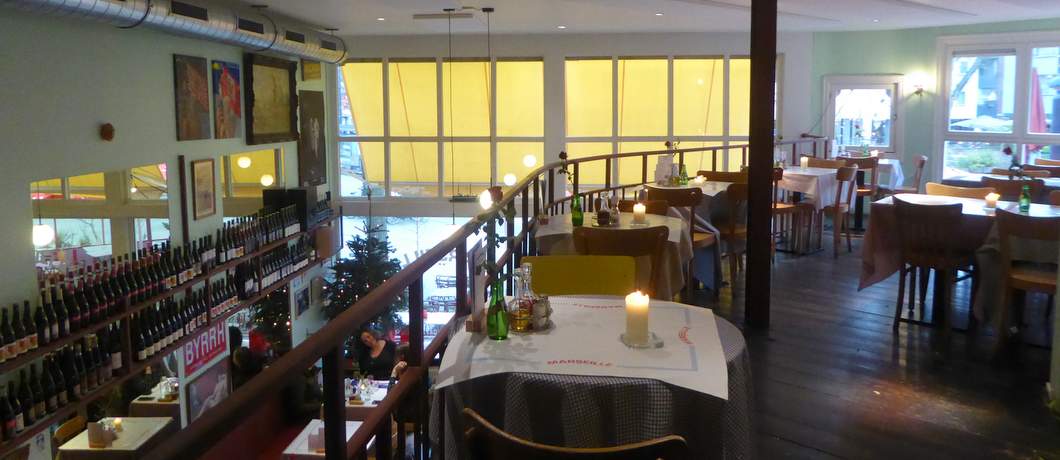 Uitzicht en besloten, dat is vanaf de entresol van Café Marseille in Rotterdam