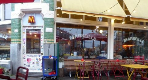 Café Marseille in Rotterdam zelfs de gevel is met een knipoog