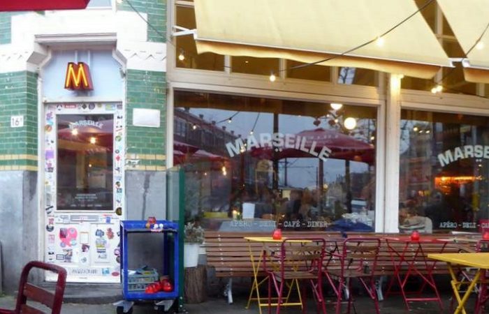 Café Marseille in Rotterdam zelfs de gevel is met een knipoog