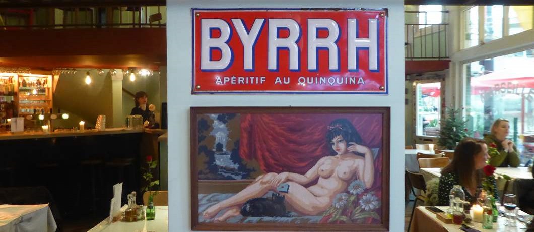 Reclameborden op de spiegelwand van Frans restaurant Café Marseille in Rotterdam