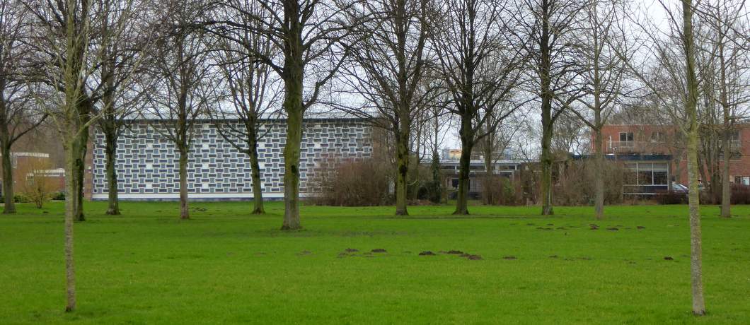 Een deel van het centrale grasveld van Nagele met een van de kerken en scholen. 