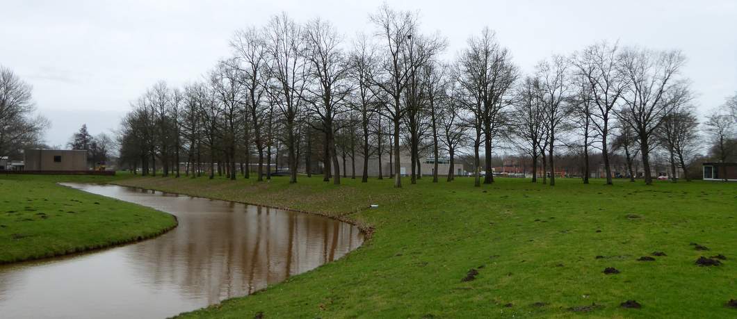 Het water dat Nagele doorkruist zodat je van buiten naar binnen kunt kijken. En andersom.