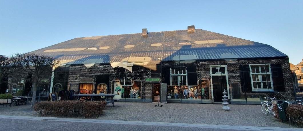 Erf voor De Glazen Boerderij van Schijndel met doorkijkjes de bedrijven in