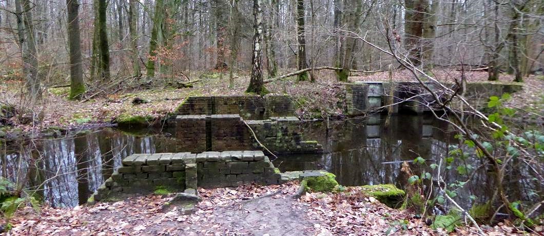 Sluisjes als onderdeel van het historisch laboratorium Golfmachines om de haven van Libië na te bootsen in het Waterloopbos